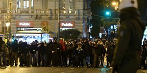 Επεισόδια σημειώθηκαν και στην κάτω πλευρά του Συντάγματος / Φωτογραφία: EUROKINISSI
