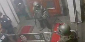 Η στιγμή που οι ένοπλοι εισέβαλαν στο κοινοβούλιο της Κριμαίας [βίντεο]