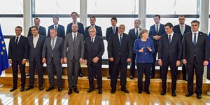 Οι δεκαέξι ηγέτες στην μίνι σύνοδο για το προσφυγικό -EPA/Geert Vanden Wijngaert / POOL