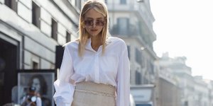 Μια fashion blogger στους δρόμους της πόλης/ Φωτογραφία: Shutterstock