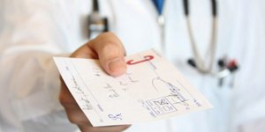 Με το χέρι οι συνταγές των γιατρών