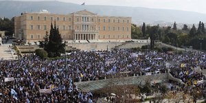 Συγκέντρωση στην πλατεία Συντάγματος για το όνομα της ΠΓΔΜ. Φωτογραφία: AP