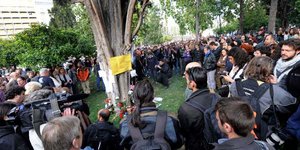 Πλήθος «Αγανακτισμένων» στο Σύνταγμα γύρω από το σημείο της αυτοκτονίας