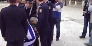 Οι πρώτες προσαγωγές στην παρέλαση - Ένταση στην Αθήνα [βίντεο]