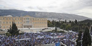 Κοσμοσυρροή στο Σύνταγμα για το συλλαλητήριο/ Φωτογραφία: AP- Thanassis Stavrakis