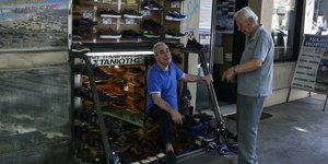 Οι άνδρες συζητούν στο κέντρο της Αθήνας / Φωτογραφία: Intimenews (αρχείο)