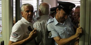 Οργισμένοι συνταξιούχοι εισέβαλαν στο υπουργείο Υγείας