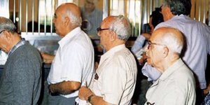 Τσεκούρι 10% στις συντάξεις άνω των 1.300 ευρώ - Μειώσεις 20% στις επικουρικές