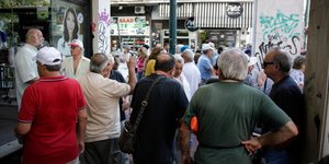 Συνταξιούχοι έξω από τα γραφεία του ΕΦΚΑ/Φωτογραφία αρχείου: Eurokinissi