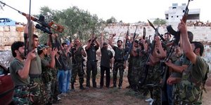 Σκηνές από Μεσαίωνα στη Συρία: Ισλαμιστές σταύρωσαν δημόσια αιχμαλώτους στη μέση