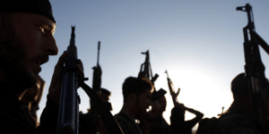 Αιματοχυσία στη Συρία - Αντάρτης εκτελεί εν ψυχρώ 10 αιχμαλώτους [βίντεο]