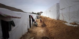 Σάλος με βίντεο που διδάσκει τη βία -Μαθαίνουν σε παιδάκι από το Λίβανο να χτυπά