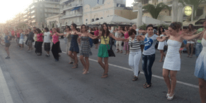 Δύο χιλιάδες δώδεκα άνθρωποι στο μεγαλύτερο συρτάκι του κόσμου στον Βόλο!