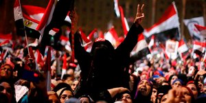 Καρέ καρέ η φρίκη της σεξουαλικής βίας στην Αίγυπτο -Ξεγύμνωσαν γυναίκα και περι