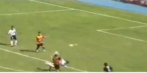 Απίστευτο γκολ με τακουνάκι [βίντεο]