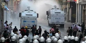 Βίντεο σοκ από την πλατεία Ταξίμ: Επιτίθενται σε διαδηλωτές με χατζάρες