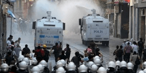 Βίντεο σοκ από την πλατεία Ταξίμ: Επιτίθενται σε διαδηλωτές με χατζάρες