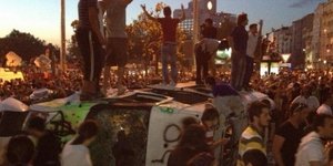 Παντού υπάρχει χώρος για ρομαντισμό: Πρόταση γάμου εν μέσω βιαιοπραγιών στην πλα