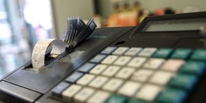 Πότε η Εφορία θα μπορεί να κάνει απευθείας κατάσχεση των εισπράξεων από την ταμειακή μηχανή