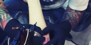 Ποια Ελληνίδα τραγουδίστρια έκανε tattoo και έτρεξε να το δείξει... και στο twi