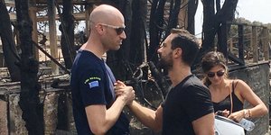 Σάκης Τανιμανίδης- Χριστίνα Μπόμπα στο Μάτι- Φωτογραφία: NDP