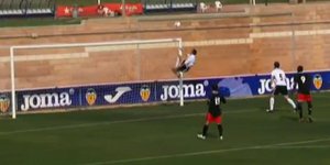 Αμυντικός έδιωξε την μπάλα πάνω στη γραμμή με ανάποδο ψαλιδάκι [βίντεο]