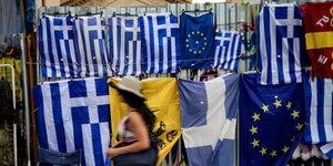 Δύο νέες πρόσφυγες για τις ταυτότητες (Φωτογραφία: ΒΑΣΙΛΗΣ ΡΕΜΠΑΠΗΣ / EUROKINISSI)