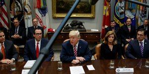 Από πρόσφατη συνάντηση του Ντόναλντ Τραμπ με επιχειρηματίες/Φωτογραφία: AP