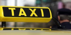 Ξυλοκόπησαν οδηγό ταξί και του έκλεψαν το αυτοκίνητο