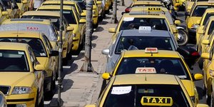 Επαναλαμβανόμενες 24ωρες απεργίες από την Δευτέρα για τα ταξί