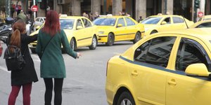 Γυναίκες ψάχνουν ταξί/ Φωτογραφία: Eurokinissi