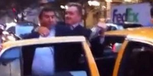 Επιχειρηματίες παίζουν μπουνιές για το ποιος θα πάρει το ταξί [εικόνες]