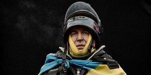 Φωτογράφος έστησε στούντιο στην πλατεία Ανεξαρτησίας και έκανε τους διαδηλωτές τ