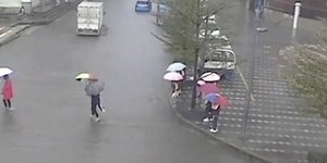 Η δασκάλα κουβάλησε στην πλάτη της έναν- έναν τους μαθητές. Φωτογραφία: YouTube