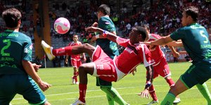 Γύρισε το σώμα του και σκόραρε με ανάποδο ψαλιδάκι [βίντεο]