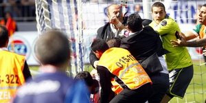 Τερματοφύλακας πλάκωσε στο ξύλο εισβολέα οπαδό [βίντεο]