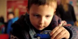 Σάλος στην Ιρλανδία από σκληρή διαφήμιση για την οδική ασφάλεια που δείχνει παιδ