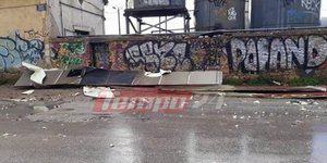Φωτογραφία: tempo24.gr/ Ο αέρας ξεκόλλησε στέγαστρο του ΟΣΕ στην Πάτρα- Αιωρείτο μέχρι που καρφώθηκε σε σούπερ μαρκετ [εικόνες & βίντεο]
