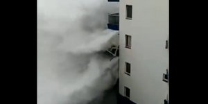 Κύμα χτυπά ξενοδοχείο