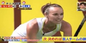 Η Μαρτίνα Χίγκις παίζει τένις εναντίον πέντε και τους εξολοθρεύει!