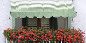Τρόποι να καθαρίσετε τις τέντες σας (Φωτογραφία: Shutterstock)