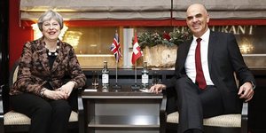 Η Τερέζα Μέι με τον Αλέν Μπερσέτ στο Νταβός. Φωτογραφία: AP
