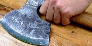 Πολίτης τραυμάτισε αστυνομικό στο κεφάλι με ένα τσεκούρι!