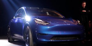 Ο Ελον Μάσκ δίπλα στο νέο Tesla Y -Φωτογραφία: AP Photo/Jae C. Hong