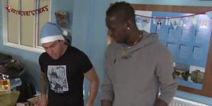 Ο Τέβες μαθαίνει στον Μπαλοτέλι πως να τυλίγει δώρα [βίντεο]