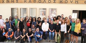 Το δυναμικό του θεάτρου Τέχνης μπροστά από τη σκηνή της Φρυνίχου 