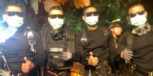 Παραλίγο να μην τα καταφέρουν οι δύτες του ναυτικού της Ταϊλάνδης. Φωτογραφία: AP