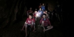 Τα παιδιά ζουν εδώ και 13 ημέρες στο απόλυτο σκοτάδι μέσα στο σπήλαιο. Φωτογραφία: AP