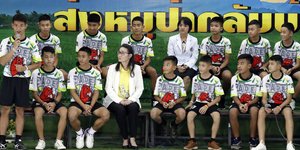 Τα 12 παιδιά και ο προπονητής τους μιλούν για την περιπέτεια στο σπήλαιο (Φωτογραφία: AP/ Vincent Thian)