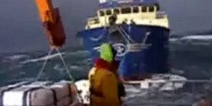 Δραματική διάσωση ψαράδων στην άγρια θάλασσα -Το σκάφος του ήταν έρμαιο γιγάντιω